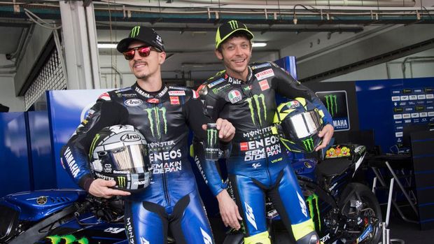 KUALA LUMPUR, MALAYSIA - FEBRUARY 06: Maverick Vinales of Spain and Monster Energy Yamaha MotoGP Team and Valentino Rossi of Italy and Monster Energy Yamaha MotoGP Team (R) pose  during the 2020 Team Monster Energy Yamaha MotoGP presentation during the MotoGP Pre-Season Teams Unveiling at Sepang Circuit on February 06, 2020 in Kuala Lumpur, Malaysia. (Photo by Mirco Lazzari gp/Getty Images)