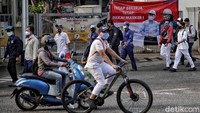 Masker pun jadi salah satu alat pelindung diri (APD) yang wajib digunakan oleh para pekerja di kawasan pabrik saat hendak bekerja.
