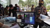 Sejumlah fasilitas untuk menerapkan protokol kesehatan pun tersedia di kawasan pabrik untuk mengantisipasi penyebaran virus Corona. Beragam fasilitas untuk menerapkan protokol kesehatan tersebut terlihat saat Wali Kota Jakarta Utara Sigit Wijatmoko melakukan peninjauan di Pabrik Bogasari, Jakarta Utara, Senin (14/9/2020). Para pekerja yang hendak masuk ke kawasan pabrik akan diukur suhu tubuhnya melalui thermal scanner.