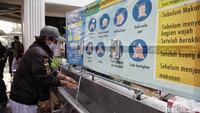 Sebelum memasuki kawasan pabrik, para pekerja maupun tamu pun diwajibkan untuk mencuci tangan terlebih dahulu.