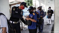 Tak hanya pekerja di dalam pabrik, para petugas keamanan pun diwajibkan untuk mengenakan masker saat bertugas di kawasan pabrik.