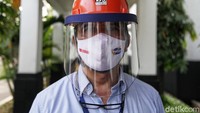 Selain masker, face shield atau pelindung wajah juga menjadi salah satu alat pelindung diri (APD) yang kerap digunakan oleh para pekerja di kawasan pabrik tersebut.