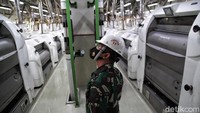 Protokol kesehatan diterapkan di berbagai sektor usaha di Indonesia, tak kecuali pabrik. Penerapan protokol kesehatan dilakukan guna mengantisipasi penyebaran virus Corona di kawasan tersebut.