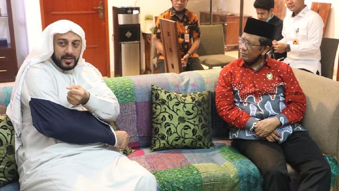 Menko Polhukam Mahfud Md menjenguk Syekh Ali Jaber yang jadi korban penusukan