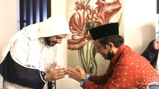 Menko Polhukam Mahfud Md menjenguk Syekh Ali Jaber yang jadi korban penusukan