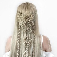 Seperti dikutip dari Metro, remaja wanita berusia 17 tahun itu baru mulai belajar cara-cara mengepang rambut sekitar setahun yang lalu. Sejak saat itu, dirinya terus berlatih dan mengasah kemampuan mengepang rambut yang dimilikinya. Foto: Instagram @hairstylist.dream