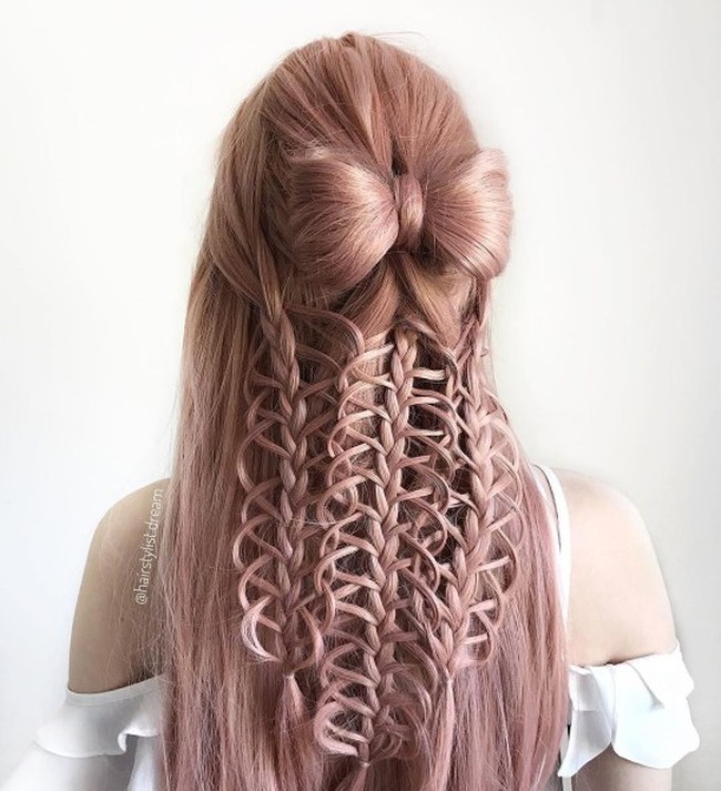 Milena Diekmann banyak berlatih mengembangkan bakat mengepang rambut yang dimilikinya dengan menggunakan wig. Saat ini hasil karya-karyanya itu telah banyak disukai dan dikagumi oleh orang-orang. Foto: Instagram @hairstylist.dream
