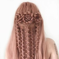 Tidak hanya membagikan foto-foto hasil karyanya di Instagram, Milena juga memiliki akun YouTube miliknya sendiri. Akun YouTube miliknya itu dia gunakan untuk membagikan video tutorial cara mengepang rambut ala Milena. Foto: Instagram @hairstylist.dream