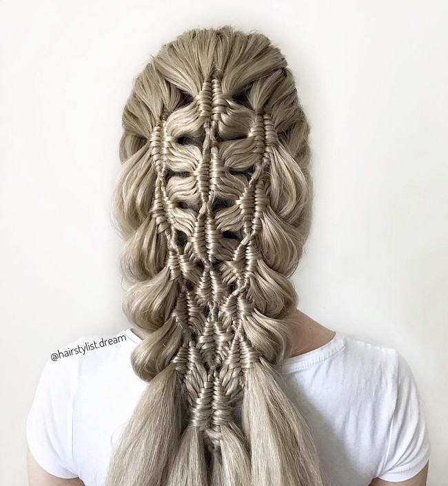 Tidak sedikit orang yang mengagumi dan memuji hasil tangan Milena. Mereka menyebut penataan rambut hasil karya Milena sangat luar biasa dan menakjubkan. Bagaimana menurutmu? Foto: Instagram @hairstylist.dream