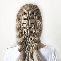 Tidak sedikit orang yang mengagumi dan memuji hasil tangan Milena. Mereka menyebut penataan rambut hasil karya Milena sangat luar biasa dan menakjubkan. Bagaimana menurutmu? Foto: Instagram @hairstylist.dream