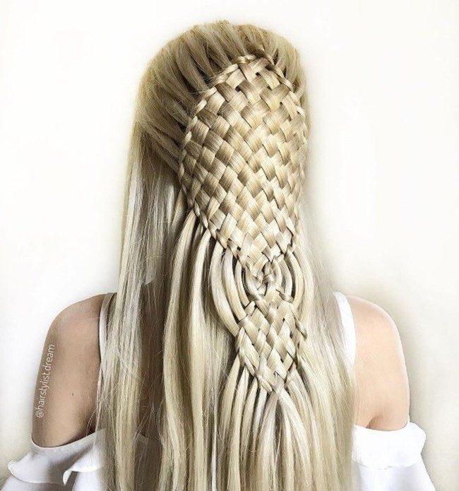 Remaja asal Jerman yang bernama Milena Diekmann ini memiliki keahlian untuk menata rambut yang tidak biasa. Dirinya bisa membuat berbagai macam kepangan rambut yang terlihat sangat cantik. Foto: Instagram @hairstylist.dream