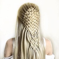 Remaja asal Jerman yang bernama Milena Diekmann ini memiliki keahlian untuk menata rambut yang tidak biasa. Dirinya bisa membuat berbagai macam kepangan rambut yang terlihat sangat cantik. Foto: Instagram @hairstylist.dream