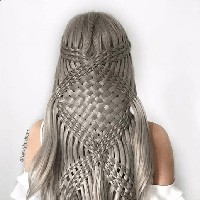 Untuk menata rambut, Milena membutuhkan waktu sekitar satu jam. Namun hal itu tergantung pada model rambut apa yang akan dibuatnya. Menurut Milena, model kepang anyaman keranjang selang-seling adalah yang paling disukainya. Foto: Instagram @hairstylist.dream