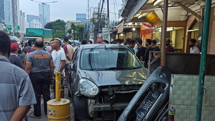 Mobil tabrak 3 orang dan 4 motor di Tanah Abang