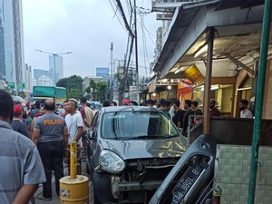 Detik-detik Mobil Tabrak 3 Orang di Tanah Abang, Korban Tergeletak di Trotoar