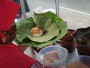 Nikmatnya Nasi Berkat Bungkus Daun Jati Khas Pacitan
