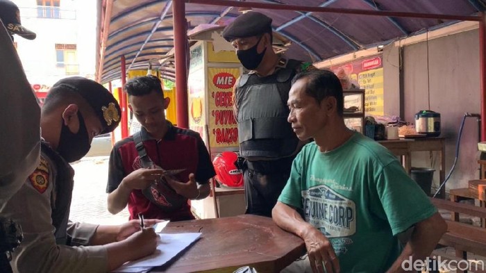 Warga di Bojonegoro yang tidak memakai masker kena tindak pidana ringan atau Tipiring. Mereka mendapat tilang Tipiring untuk mengikuti sidang di Pengadilan Negeri Bojonegoro.