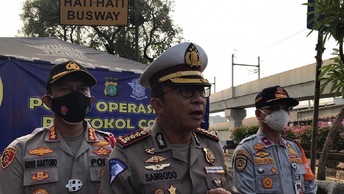 Operasi yustisi di hari pertama PSBB ketat di Pasar Jumat, Jaksel
