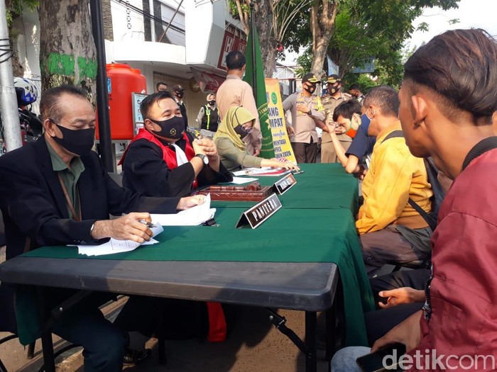 Puluhan pengendara di Jombang terjaring Operasi Yustisi karena tidak memakai masker. Mereka menjalani sidang di tempat dan didenda Rp 50 ribu.