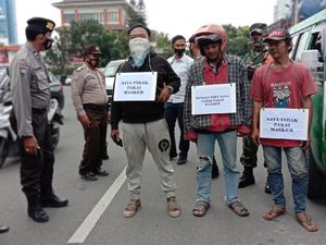 Warga Tak Bermasker di Medan Dihukum Nyanyi-Pegang Poster Jangan Tiru Saya