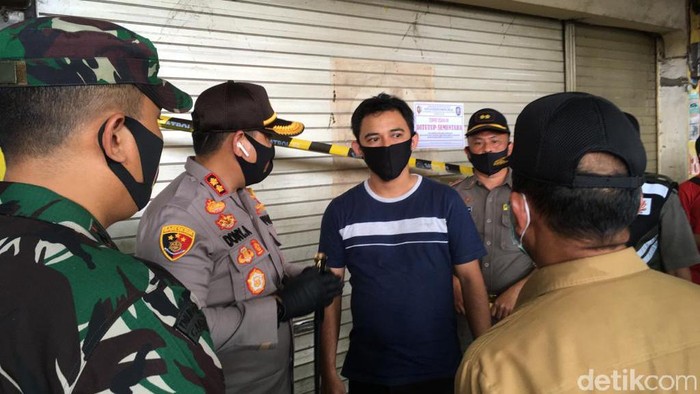 Operasi Yustisi di Kabupaten Mojokerto menjaring 50 pengendara dan 2 tempat usaha yang melanggar protokol kesehatan. Dua toko tersebut ditutup paksa oleh Satpol PP, sedangkan 50 pengendara tak memakai masker didenda Rp 50 ribu.