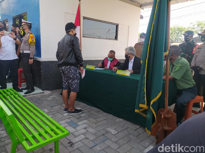 Pengendara di Sidoarjo yang tidak memakai masker disidang di tempat dengan denda Rp 150 ribu. Yang tidak sanggup membayar denda harus menjalani kurungan tiga hari.