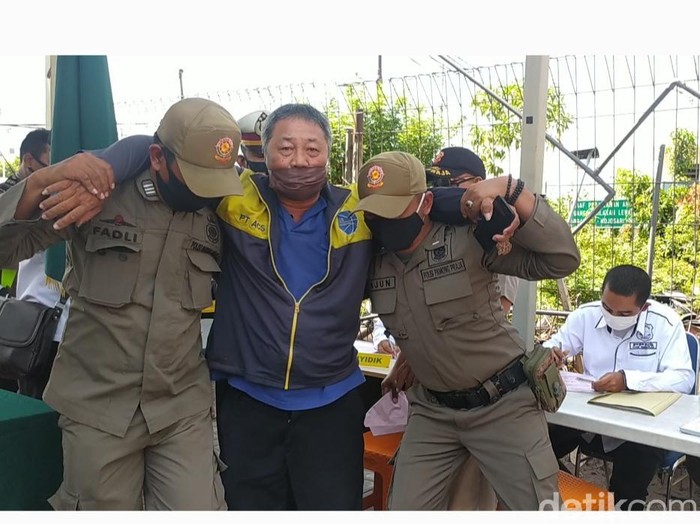 Seorang pelanggar dalam operasi yustisi di Sidoarjo didenda lebih besar yakni Rp 200 ribu. Sebab, ia tetap mengeyel ogah memakai masker saat terjaring.