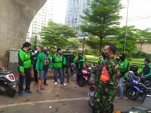 Petugas Gabungan Operasi Yustisi di Tebet, Kerumunan Ojol Dibubarkan