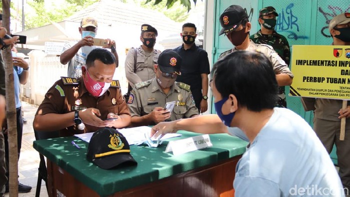 Operasi Yustisi juga digelar di Tuban. Warga atau pengendara yang tidak memakai masker harus membayar denda Rp 100 ribu.