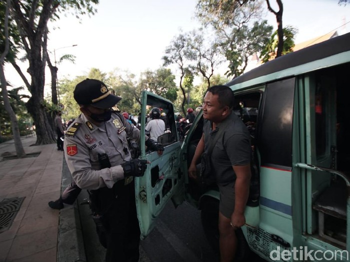 Operasi yustisi hari pertama di depan Kebun Binantang Surabaya (KBS).