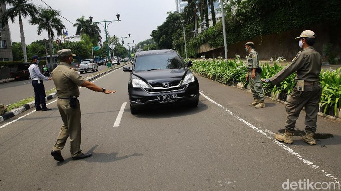 Operasi Yustisi Protokol Kesehatan Operasi yustisi protokol kesehatan digelar di Jalan Imam Bonjol, Jakarta, Senin (14/9/2020). Di hari pertama PSBB ketat ini, aparat masih temukan warga tak bermasker saat berkendara.