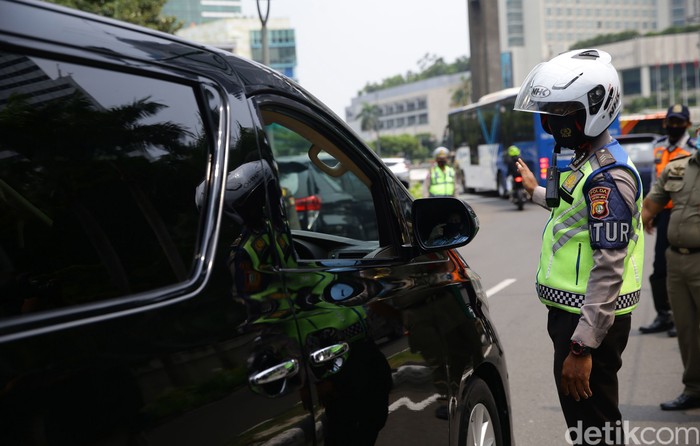 Operasi yustisi protokol kesehatan digelar di Jalan Imam Bonjol, Jakarta, Senin (14/9/2020). Di hari pertama PSBB ketat ini, aparat masih temukan warga tak bermasker saat berkendara.