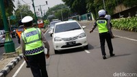 Petugas gabungan terdiri dari kepolisian, Satpol PP dan Dinas Perhubungan berjaga di lokasi. Mereka akan mengawasi penggunaan masker pengendara mobil dan motor.