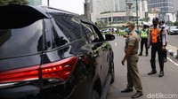 Pengendara baik roda dua dan roda empat yang tidak menggunakan masker diminta berhenti. Mereka yang melanggar langsung didata.