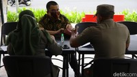 Petugas mendata warga yang melanggar protokol kesehatan.