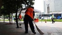 Sanksi yang diberikan kepada pelanggar adalah menyapu di trotoar Jalan Imam Bonjol.