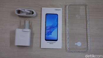 Dalam paket penjualan diberikan case silicon, buku petunjuk, kabel USB Type C da charger. Foto: Adi Fida Rahman/detikINET