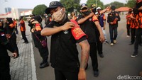 Anggota ormas yang mengikuti kegiatan ini akan memakai ban lengan bertuliskan Pembantu Penegak Protokol COVID-19 TNI-Polri.