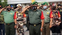TNI, Polri, dan ormas siap untuk membantu mendisiplinkan penerapan protokol kesehatan untuk mencegah penyebaran COVID-19.