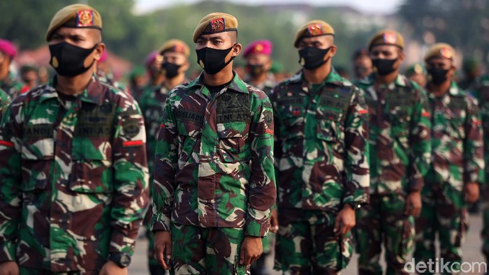 Panglima Kodam Jaya Mayjen TNI Dudung Abdurachman memasangkan lencana penegakan displin kepada anggota ormas saat apel pasukan di JIExpo Kemayoran, Jakarta, Senin (14/9/2020). Sebanyak enam ribu personel TNI dari jajaran Kodam Jaya dan 2000an anggota organisasi kemasyarakan akan mendukung pemberlakuan Pembatasan Sosial Berskala Besar (PSBB) di DKI Jakarta.