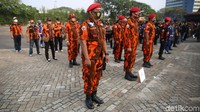 Para peserta mengikuti apel dengan mengenakan serangan ormas masing-masing.