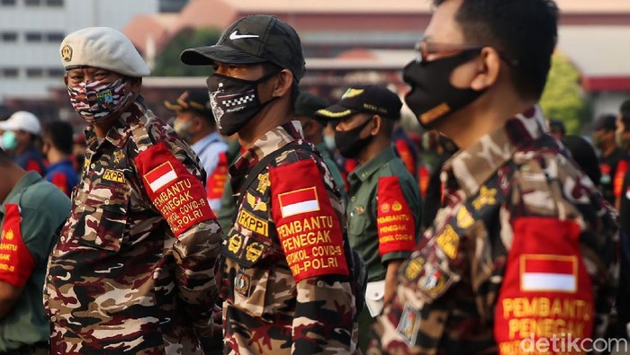 Panglima Kodam Jaya Mayjen TNI Dudung Abdurachman memasangkan lencana penegakan displin kepada anggota ormas saat apel pasukan di JIExpo Kemayoran, Jakarta, Senin (14/9/2020). Sebanyak enam ribu personel TNI dari jajaran Kodam Jaya dan 2000an anggota organisasi kemasyarakan akan mendukung pemberlakuan Pembatasan Sosial Berskala Besar (PSBB) di DKI Jakarta.