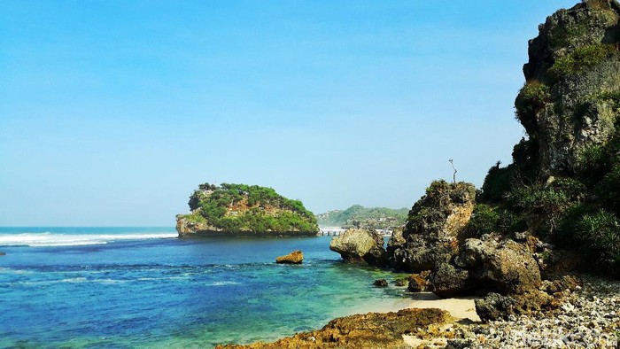 Pantai Watu Bolong