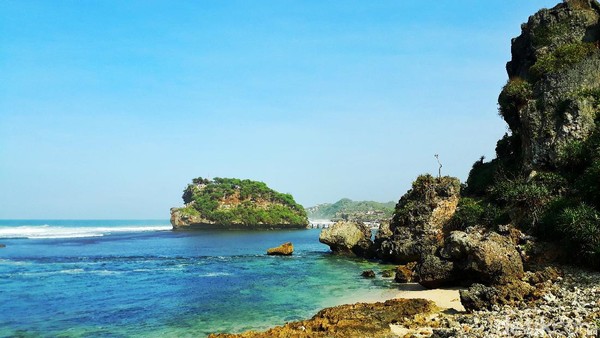 Pantai Watu Bolong terletak di Desa Banjarejo, Kapanewon Tanjungsari, Gunungkidul. Pengunjung cukup mengikuti arah Pantai Drini. Tepat di balik bukit Pantai Drini sebelah timur akan terlihat pantai mungil penuh batuan karang, itulah Pantai Watu Bolong. Pantai Watu Bolong terletak di Desa Banjarejo, Kapanewon Tanjungsari, Gunungkidul. Pengunjung cukup mengikuti arah Pantai Drini. Tepat di balik bukit Pantai Drini sebelah timur akan terlihat pantai mungil penuh batuan karang, itulah Pantai Watu Bolong.
