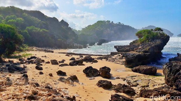 Pantai Watu Bolong