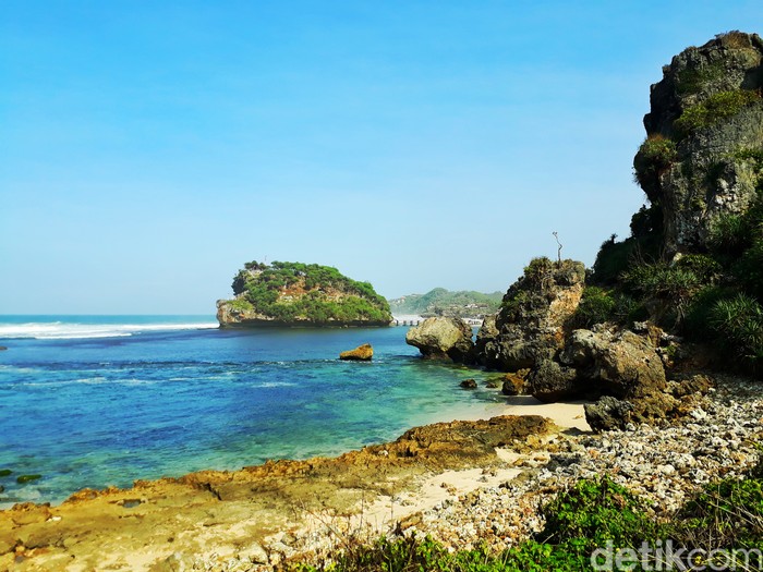 Pantai Watu Bolong