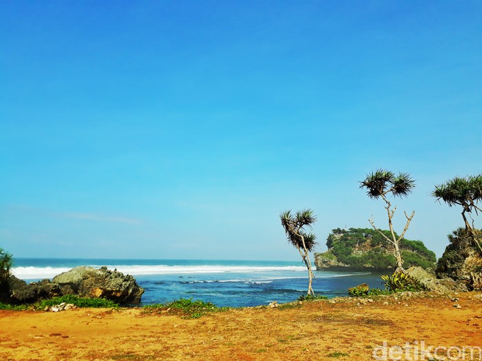 Pantai Watu Bolong