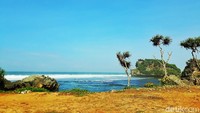 Pantai Watu Bolong, seperti namanya, jika datang ke pantai ini pengunjung akan disuguhkan dengan banyaknya bebatuan di tepian pantai. Di sisi utara tengah pantai terdapat bebatuan karang yang cukup besar.