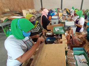 Industri Sigaret Kretek Tangan Disebut Punya Efek Berganda ke Ekonomi RI