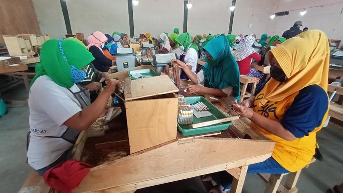 Para buruh rokok sigaret kretek tangan di lingkungan industri kecil Kudus